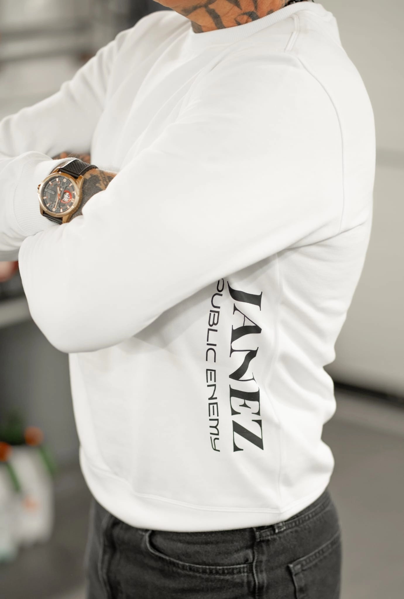 Sweatshirt Crewneck "Public Enemy" mit Druck links unterm Ärmel weiss