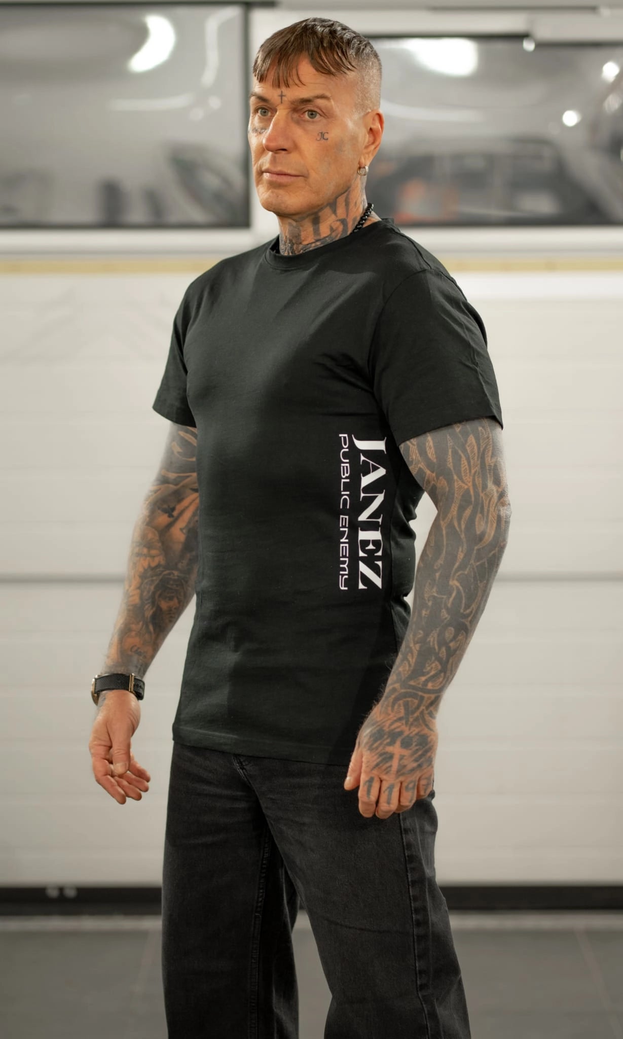 Round Neck T-Shirt "Public Enemy" mit Druck links unterm Ärmel schwarz