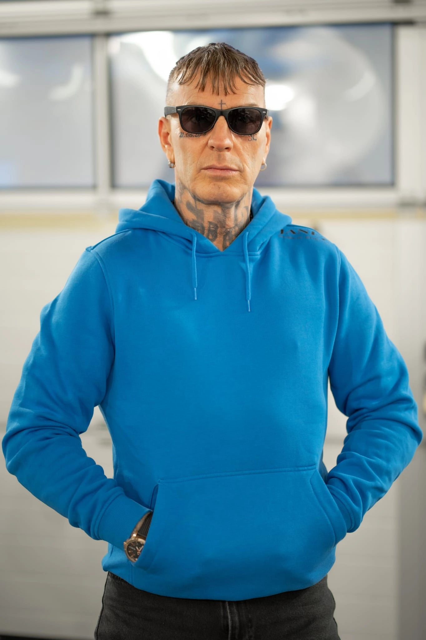 Heavy Hoodie "Public Enemy" mit Druck auf der Schulter links blau