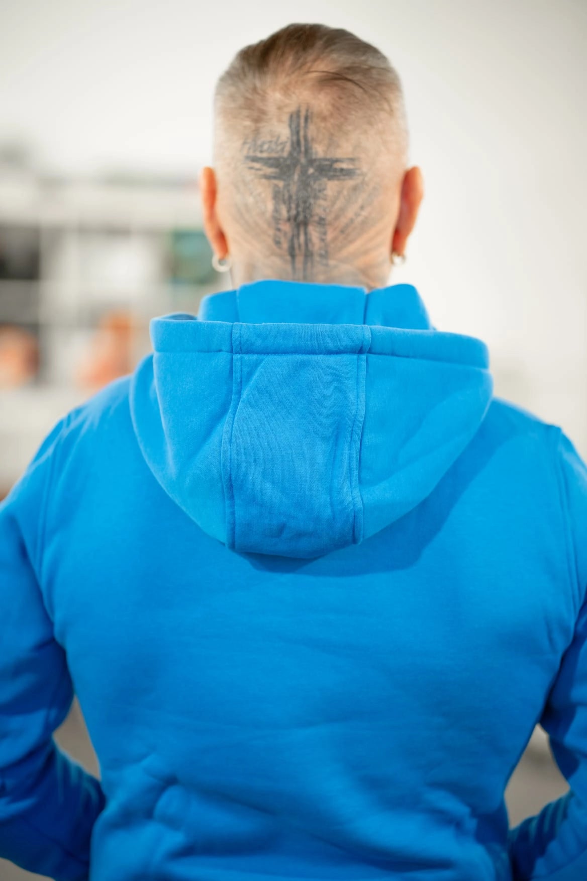 Heavy Hoodie "Public Enemy" mit Druck auf der Schulter links blau