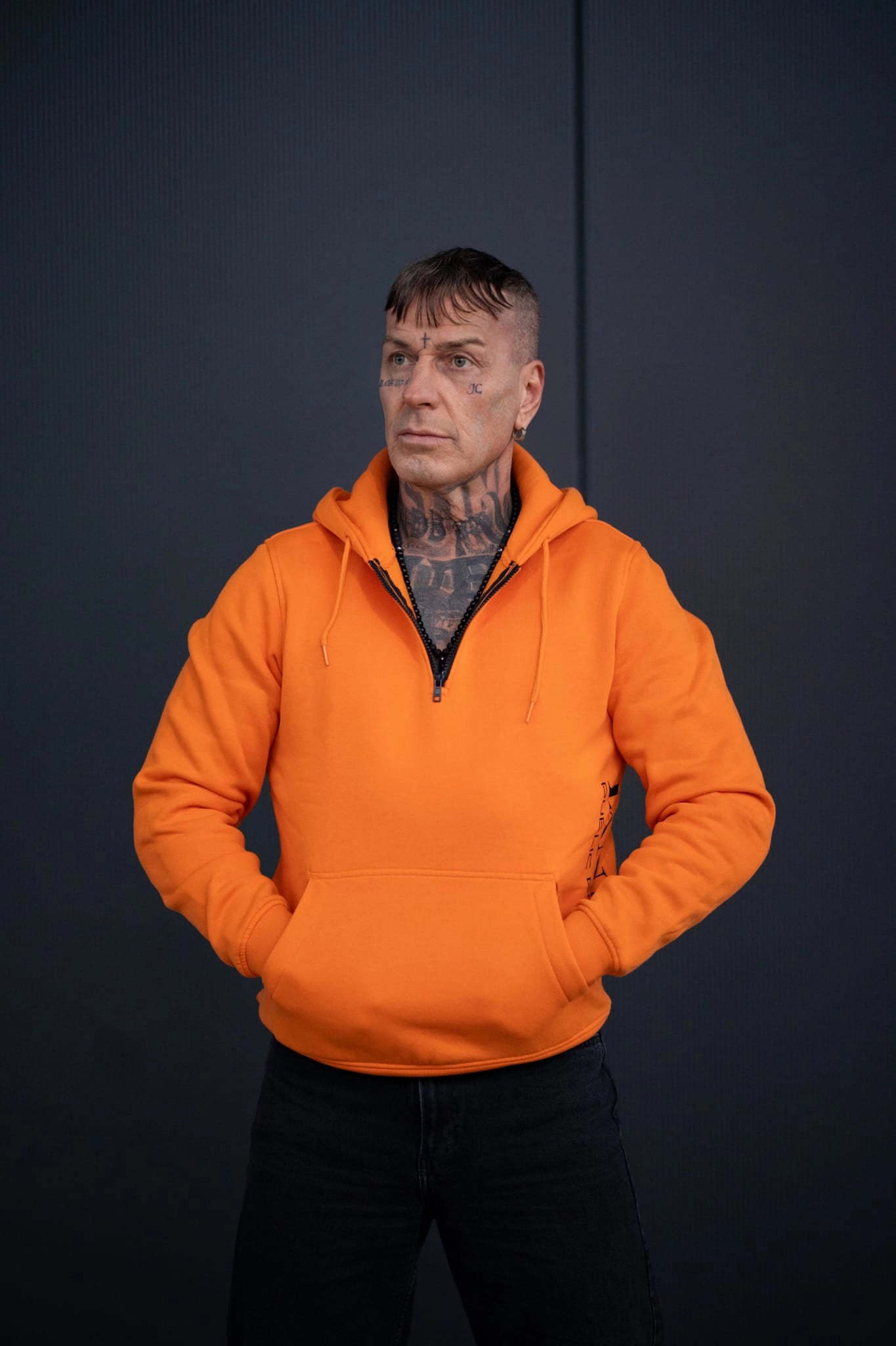 Heavy Hoodie "Public Enemy" mit Reißverschluss und Druck links unterm Ärmel orange