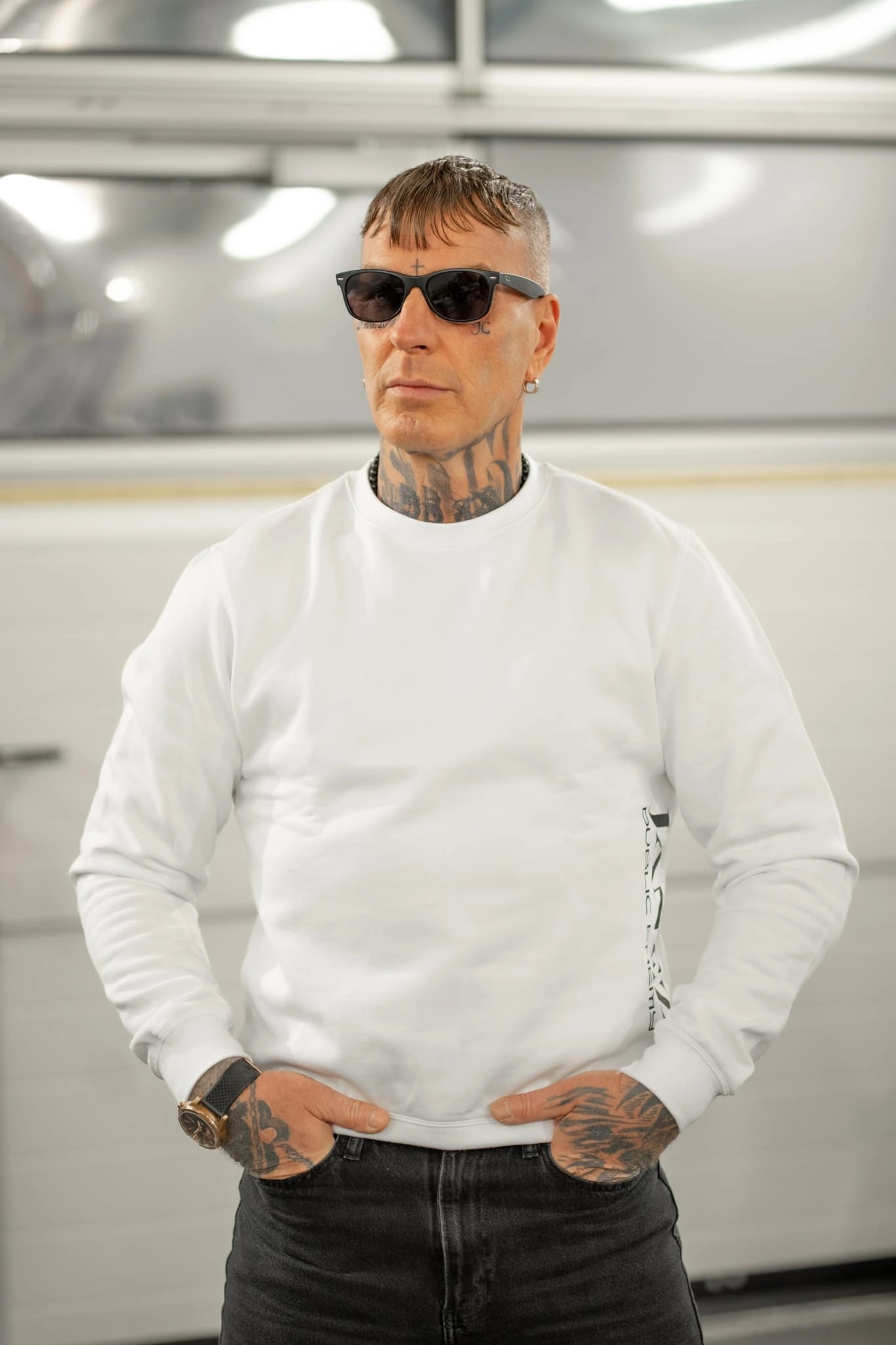 Sweatshirt Crewneck "Public Enemy" mit Druck links unterm Ärmel weiss