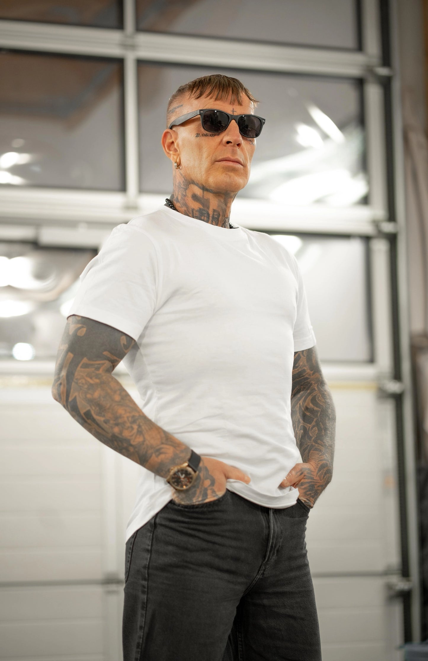 Round Neck T-Shirt "Public Enemy" mit Druck links auf der Schulter weiss