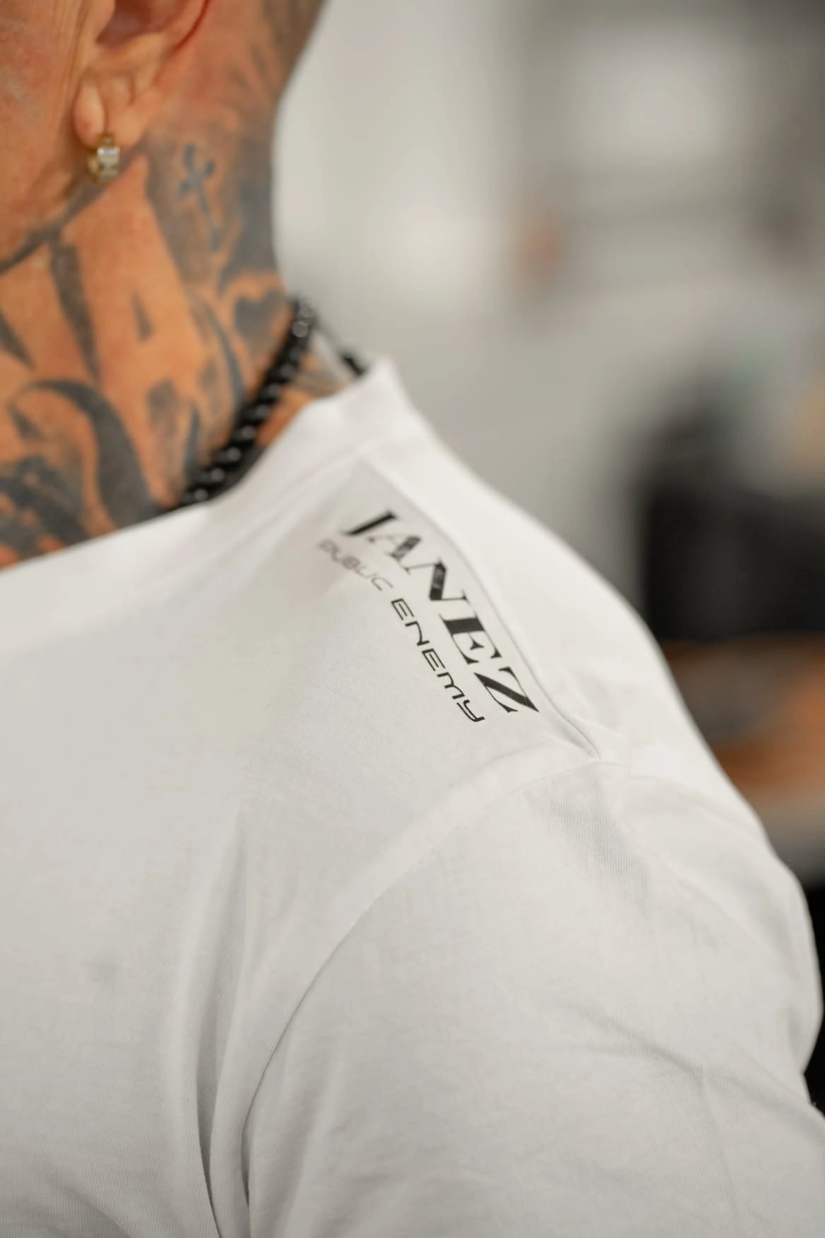 Round Neck T-Shirt "Public Enemy" mit Druck links auf der Schulter weiss