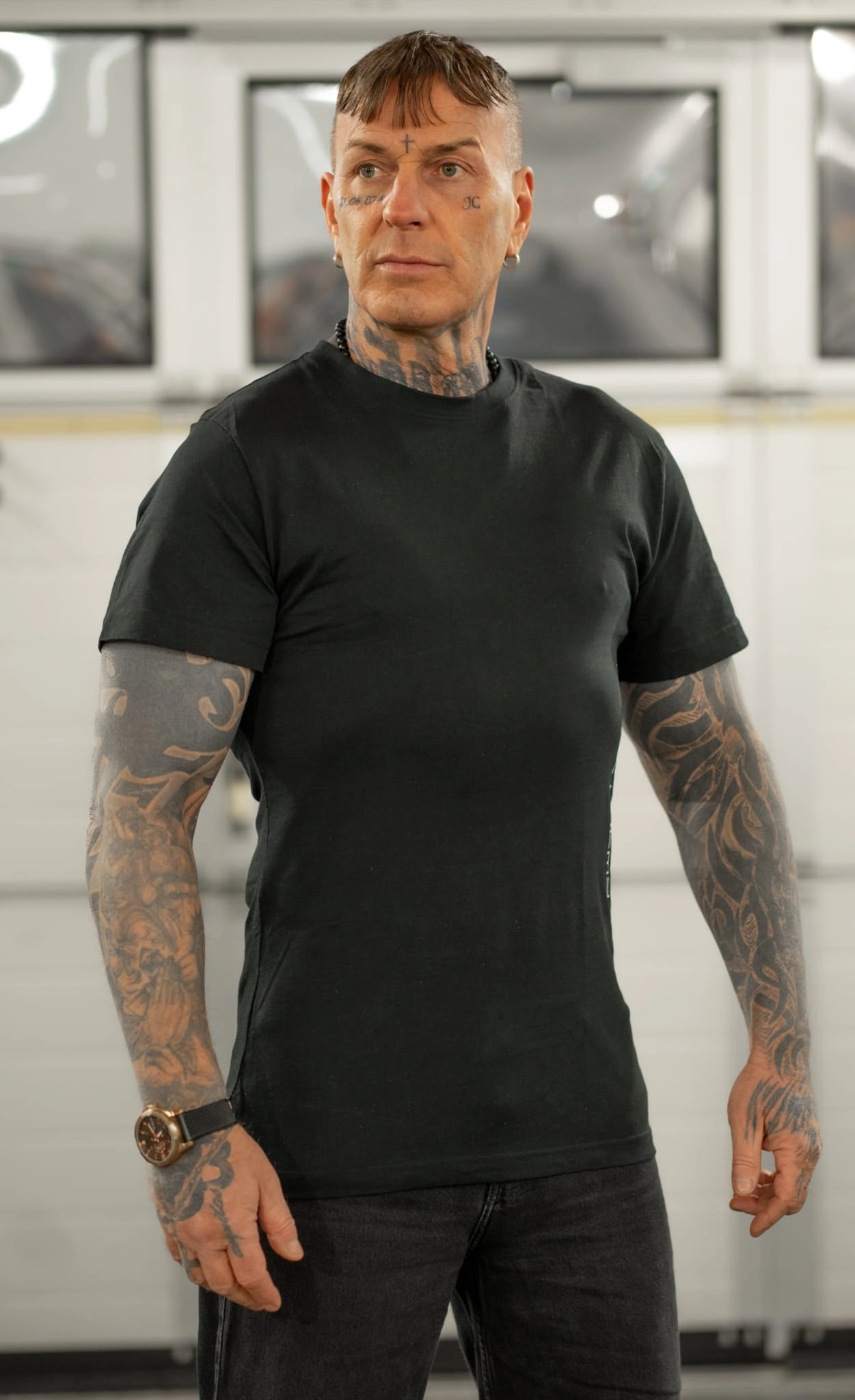 Round Neck T-Shirt "Public Enemy" mit Druck links unterm Ärmel schwarz